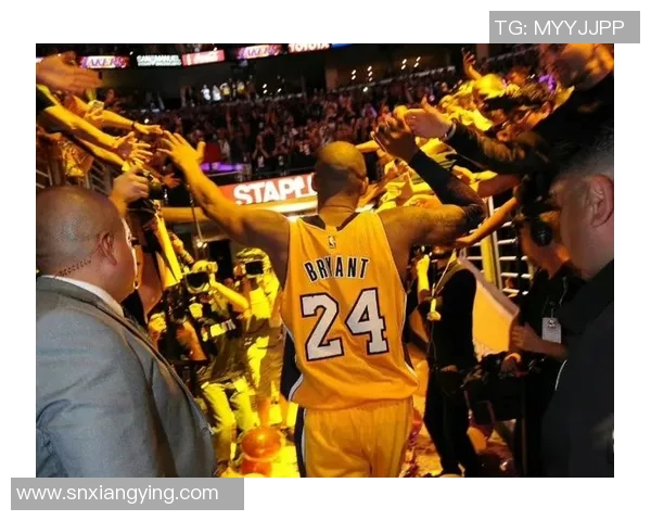 科比退役之战：传奇的终章与无尽的怀念在球场上交织